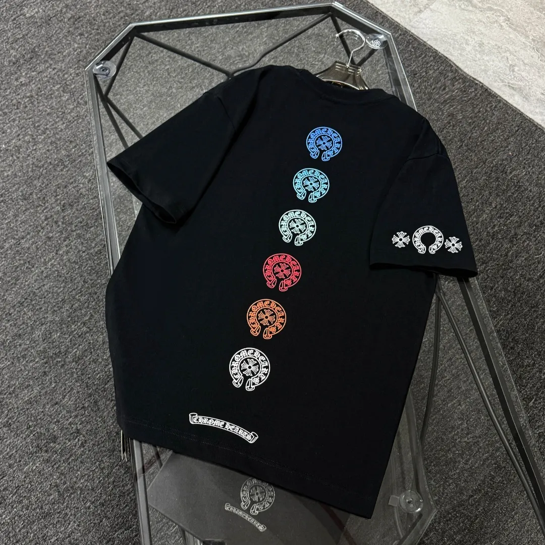 P180 Chrome Hearts Chrome Hearts 25 high version. The fabric is made of 300 grams of high-density cotton. It does not deform or shrink. It has three labels. It is the same style for men and women. Technology: Digital printing. Color: White. Black. SIZE: S-XL.